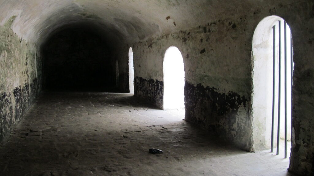 Ghana_Elmina_Castle_Slave_Holding_Cell_(2)