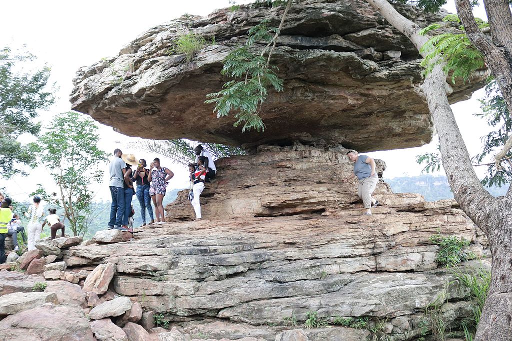 Umbrella_Rock_at_Boti_Falls_2